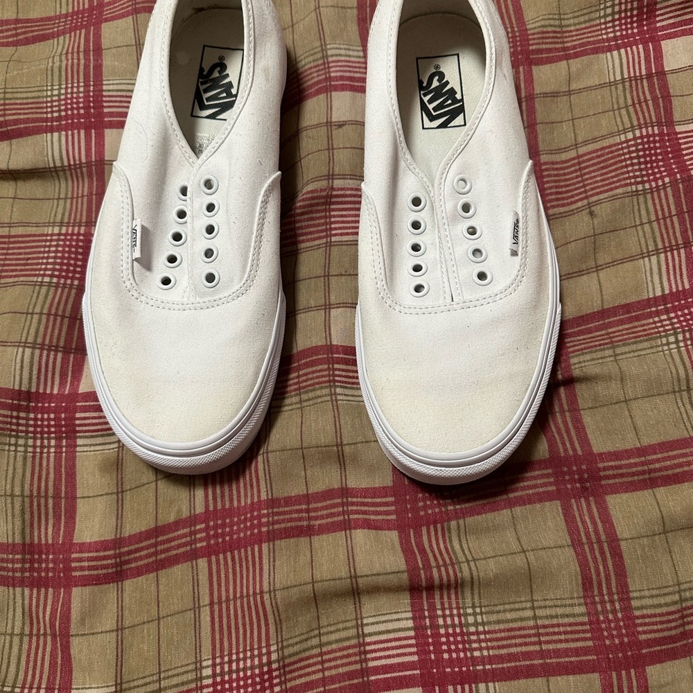 MEN’S WHITE VANS